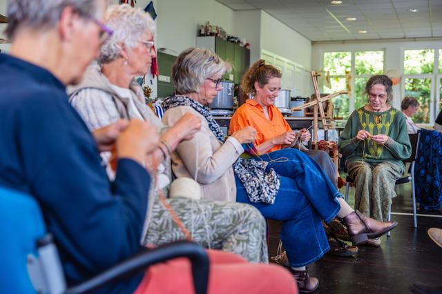 Floor (41) uit Elsloo organiseert ‘World Knit in Public’ in Oldeberkoop: breien heeft iets meditatie
