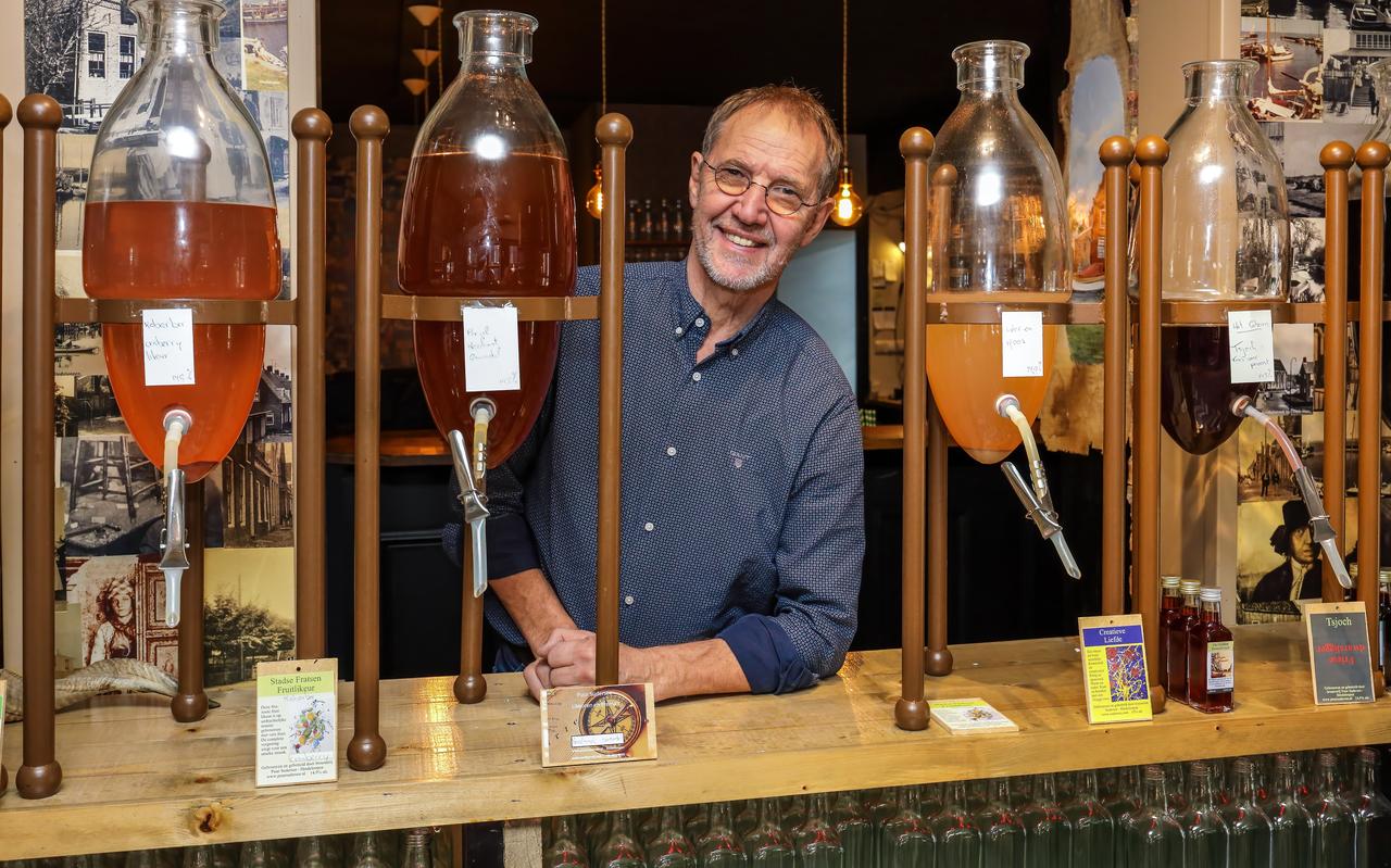 Piet Bakker in zijn winkeltje in visrestaurant Sudersee in Hindeloopen. Hij gaat uitbreiden in Workum. Piet Bakker in zijn winkeltje in visrestaurant Sudersee in Hindeloopen. Hij gaat uitbreiden in Workum.