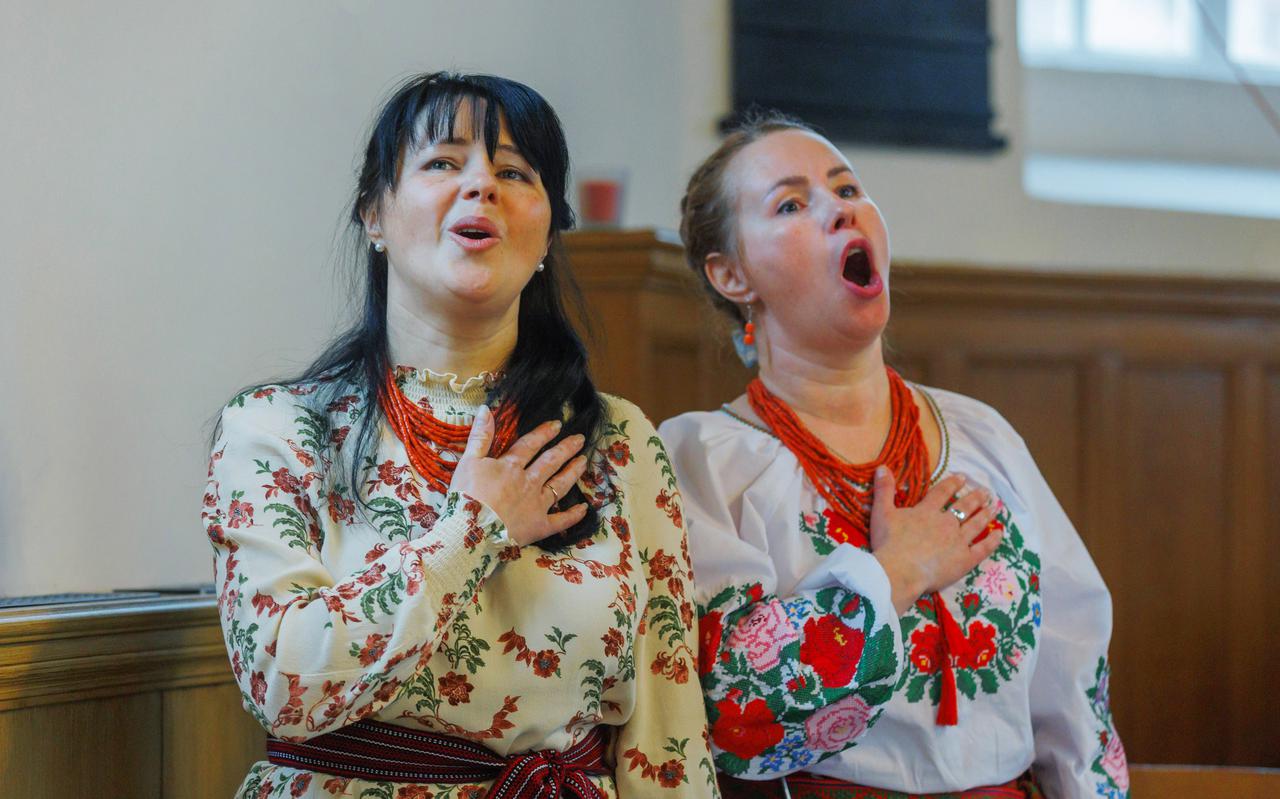 Oekraïense zangeressen die in de Laurentiuskerk optreden tijdens een speciale Oekraïense kerstdienst.