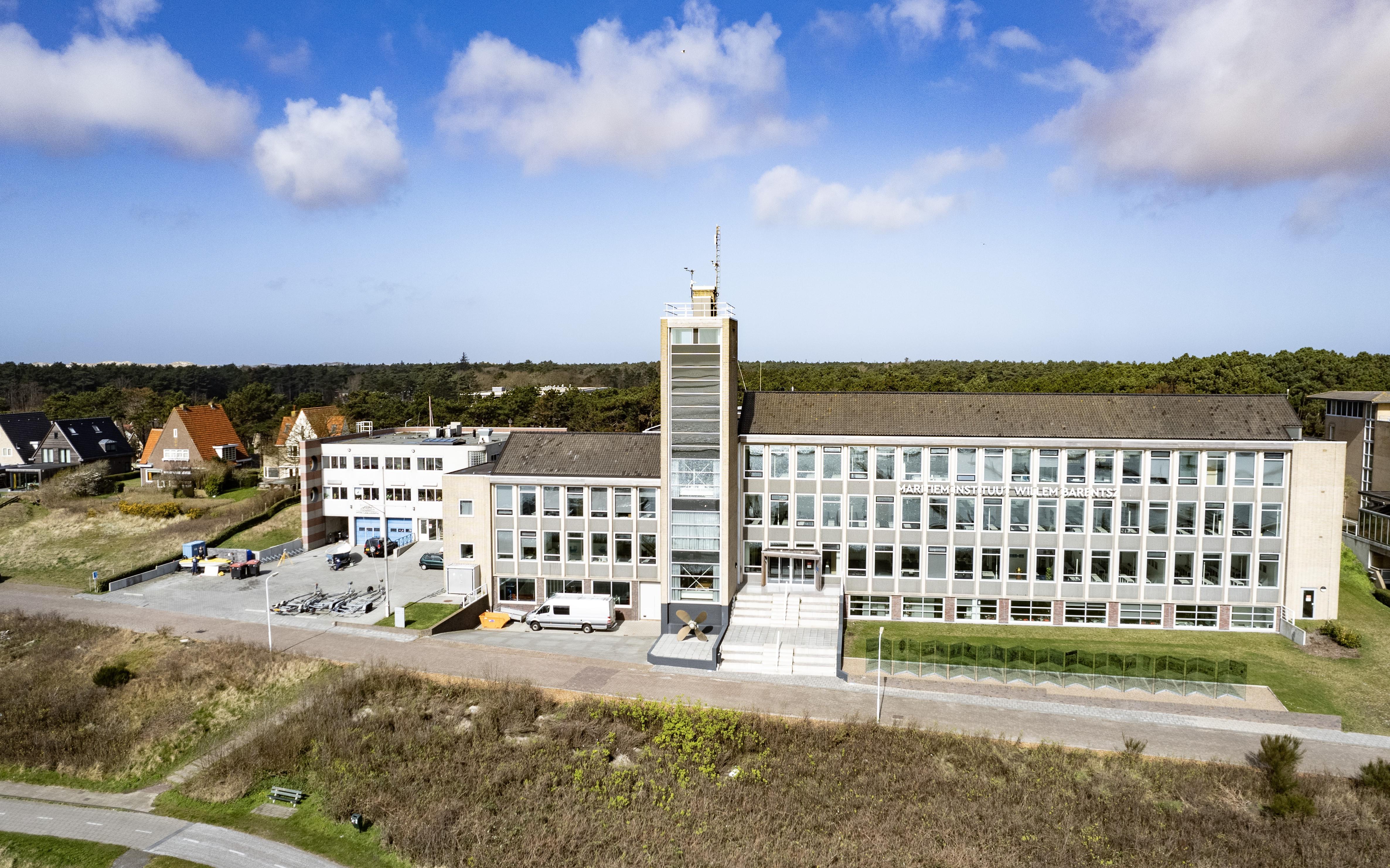 Drie docenten van de zeevaartschool Terschelling werden onterecht geschorst. Nu vertrekken ze met ee