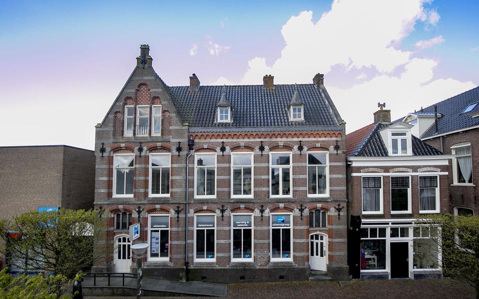 Het voormalige postkantoor in de Midstraat in Joure staat te koop.