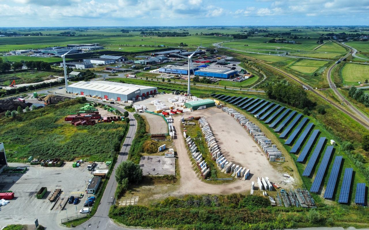 Tussen de twee windturbines in Prefab Houkesloot, die een extra fabriekshal wil bouwen. Daarachter, in het blauw, buizenproducent GrainPlastics. Tussen de twee windturbines in Prefab Houkesloot, die een extra fabriekshal wil bouwen. Daarachter, in het blauw, buizenproducent GrainPlastics.