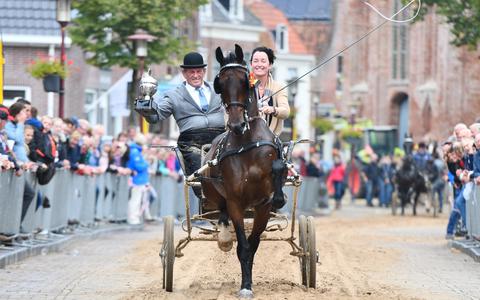 Blijdschap bij Nico Calis en Nancy Geerligs met hun paard Jara, als winnaars van de 'Grote Limiet 2019' in de sfeervolle Workumer binnenstad