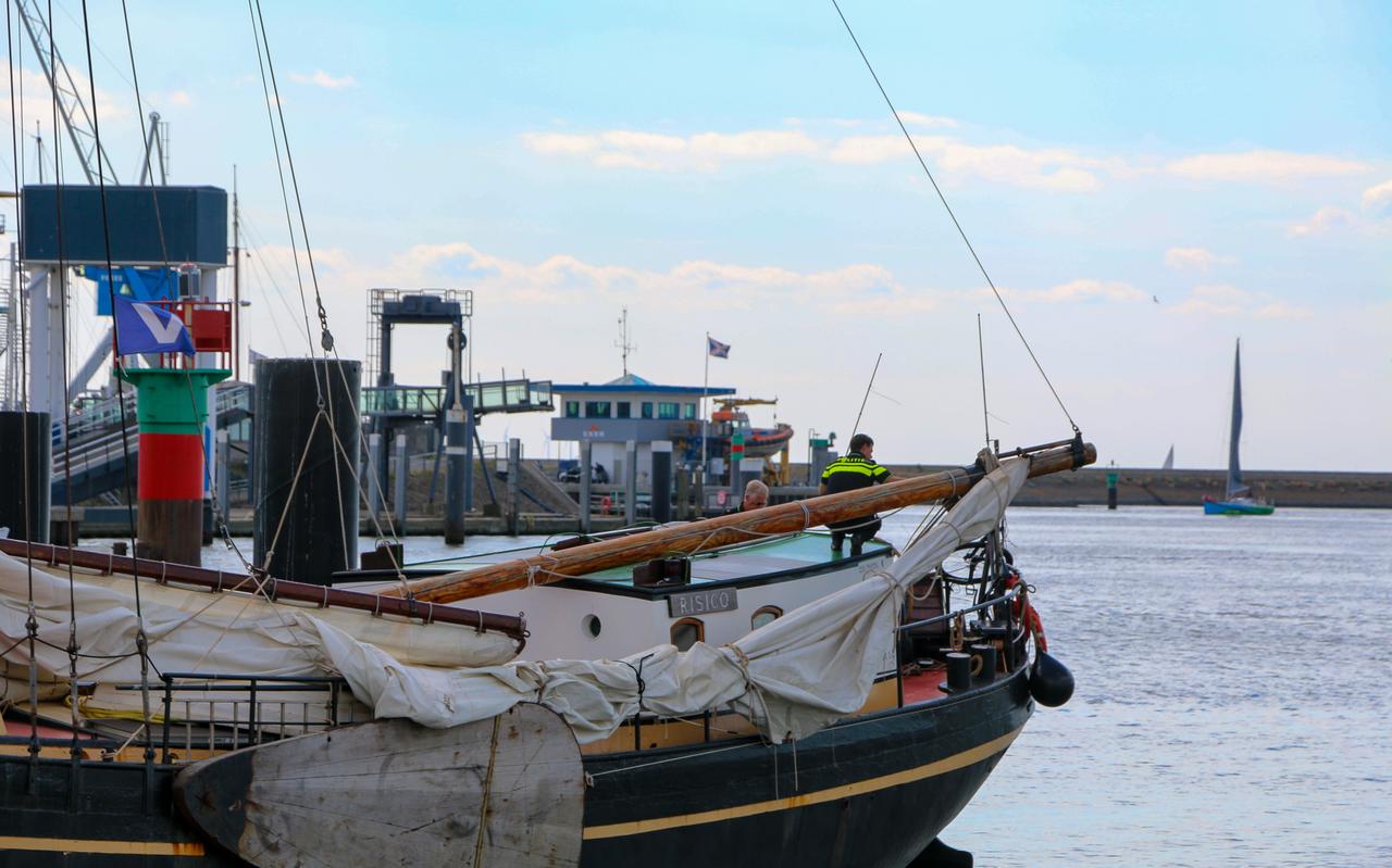 Politieonderzoek op charterschip Risico Harlingen. Politieonderzoek op charterschip Risico Harlingen.
