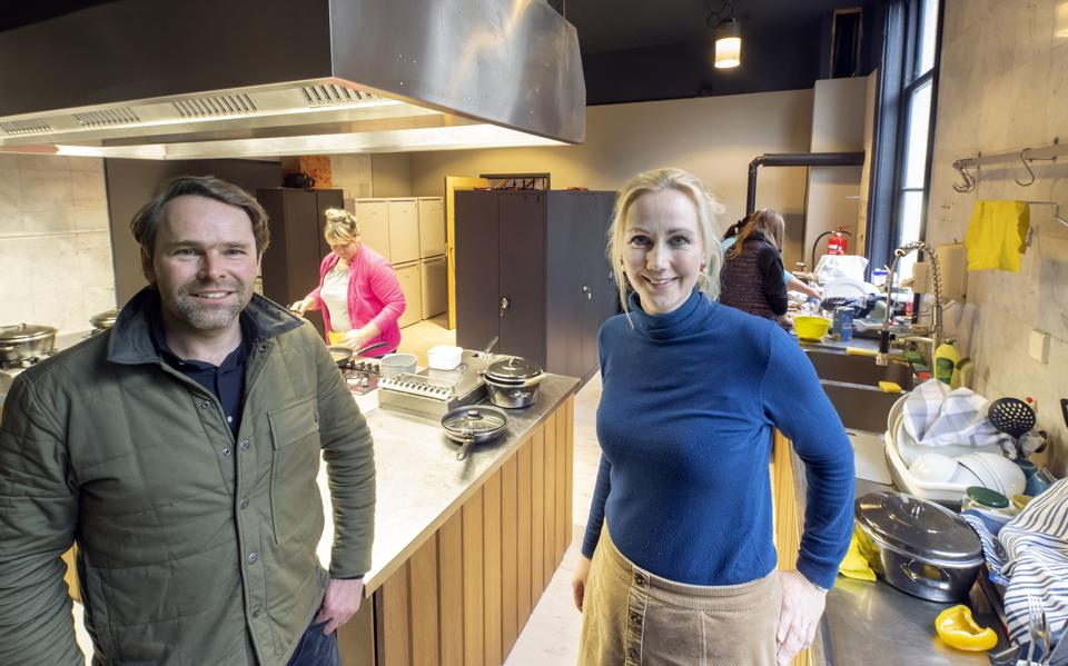 Dirk en Pauline van der Meulen in de aangepaste keuken van De Klinze in Aldtsjerk. 