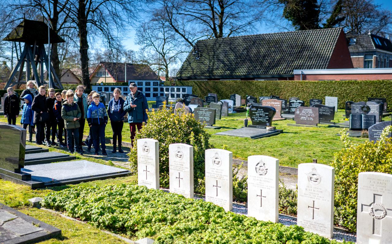 Leerlingen van De Frissel bij de oorlogsgraven in Drachtstercompagnie. Rechts Ruurd Verbeek, achter de kinderen staat juf Marianne de Boer.