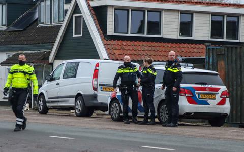 Een automobilist is maandagochtend te voet gevlucht voor de politie in Wirdum.