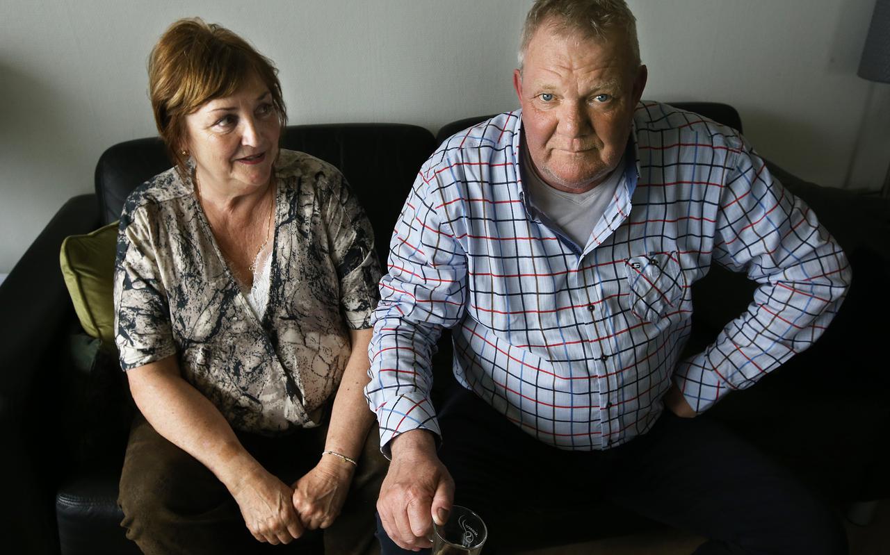 Paula Veerhuis (62) en Sjon Buursma (64), thuis op de bank in Leeuwarden.