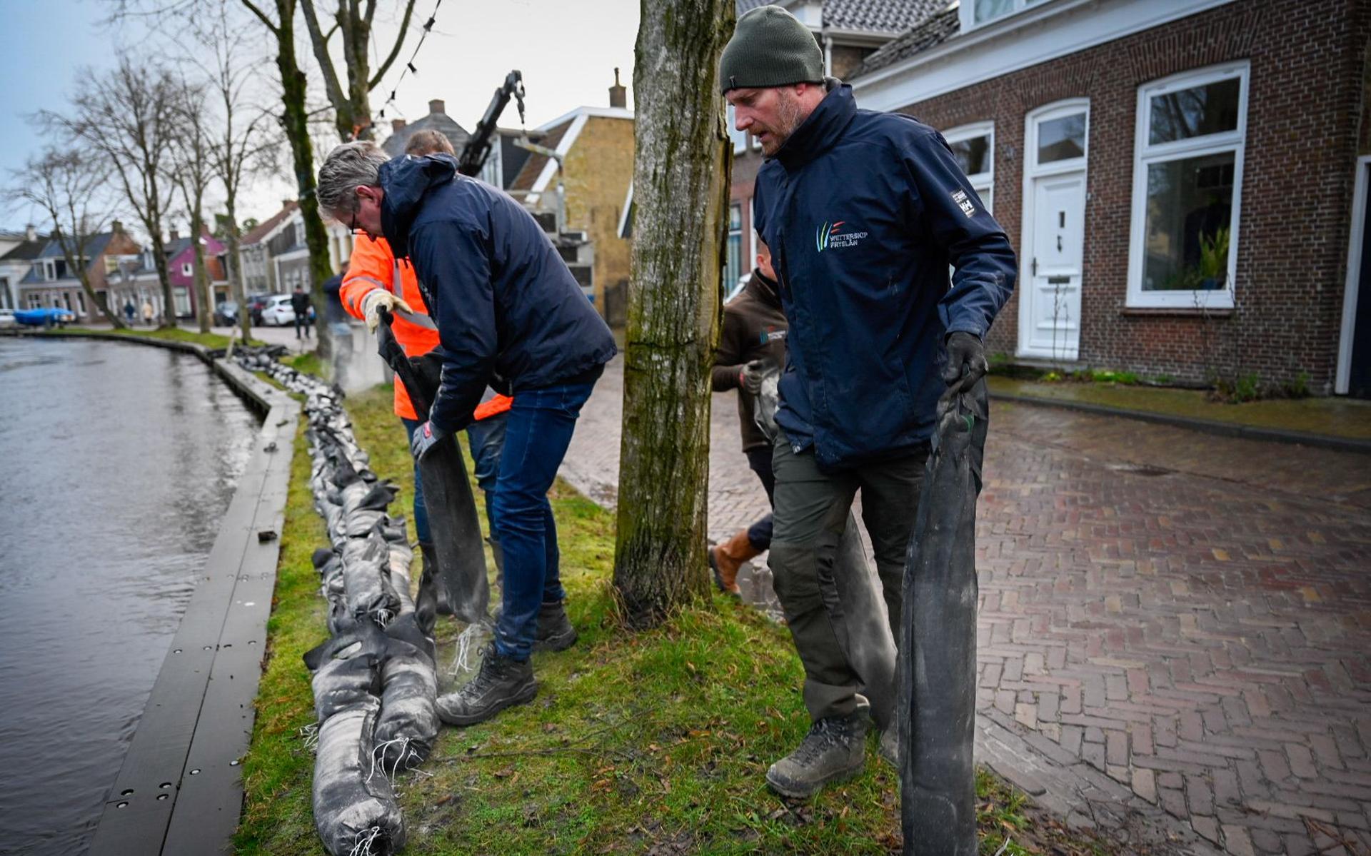Twaalfhonderd zandzakken beschermen Aldeboarn tegen riskant hoge Boarn