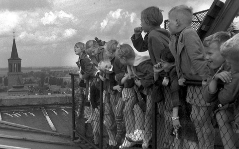 De Oldehove in Leeuwarden is het eindpunt van de onzichtbare elfstedenwandeltocht. Op deze foto staan deelnemers aan de vacantie-ontspanning die Leeuwarden begin jaren zestig kende er bovenop.