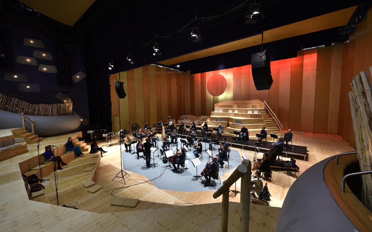 Het Noord Nederlands Orkest bijeen in De Harmonie voor opnames van 'Maria Louise was here'. Het orkest is er met 29 musici die ieder op anderhalve meter afstand van elkaar zitten. Het Noord Nederlands Orkest bijeen in De Harmonie voor opnames van 'Maria Louise was here'. Het orkest is er met 29 musici die ieder op anderhalve meter afstand van elkaar zitten.