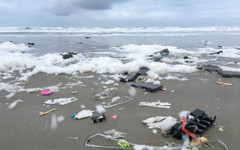 Duizenden kilo's afval vielen begin 2019 van boord van containerschip MSC Zoe. Een deel daarvan spoelde later aan op het strand. 