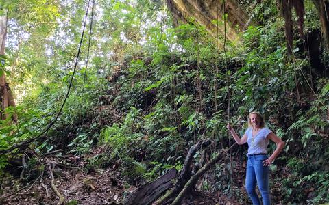 Carla Boonstra in de jungle van Sumatra. 