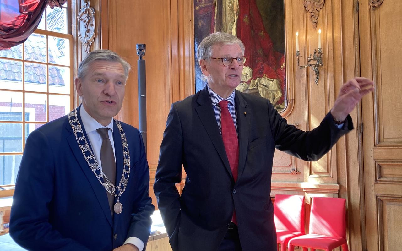 Burgemeester Sybrand van Haersma Buma en jonkheer Pieter de Savornin Lohman, voorzitter
van de Hoge Raad van Adel in de Oranjezaal in het Leeuwarer stadhuis. Burgemeester Sybrand van Haersma Buma en jonkheer Pieter de Savornin Lohman, voorzitter
van de Hoge Raad van Adel in de Oranjezaal in het Leeuwarer stadhuis.