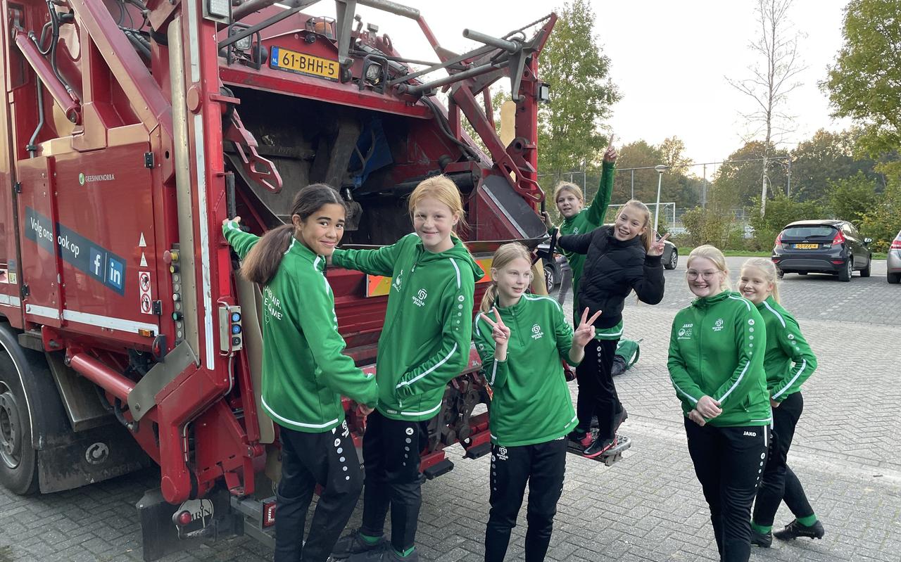De meisjes onder-13 van SC Joure hebben een scherp oog voor het doel én het milieu. De meisjes onder-13 van SC Joure hebben een scherp oog voor het doel én het milieu.