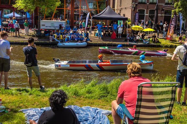 Waag het niet in de zon te gaan staan van een zonneboot: weg hier!
