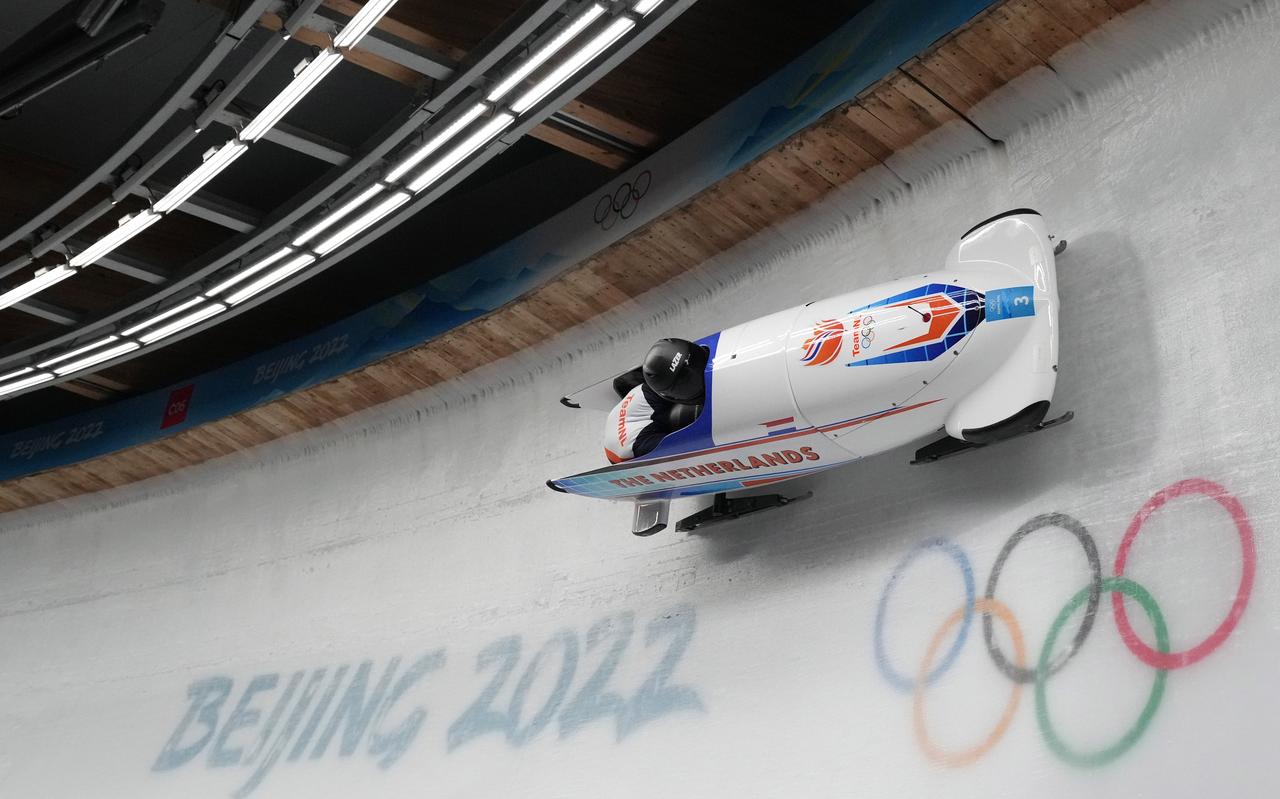 De tweemansbob van Nederland in actie op de Olympische Spelen in Peking. De tweemansbob van Nederland in actie op de Olympische Spelen in Peking.