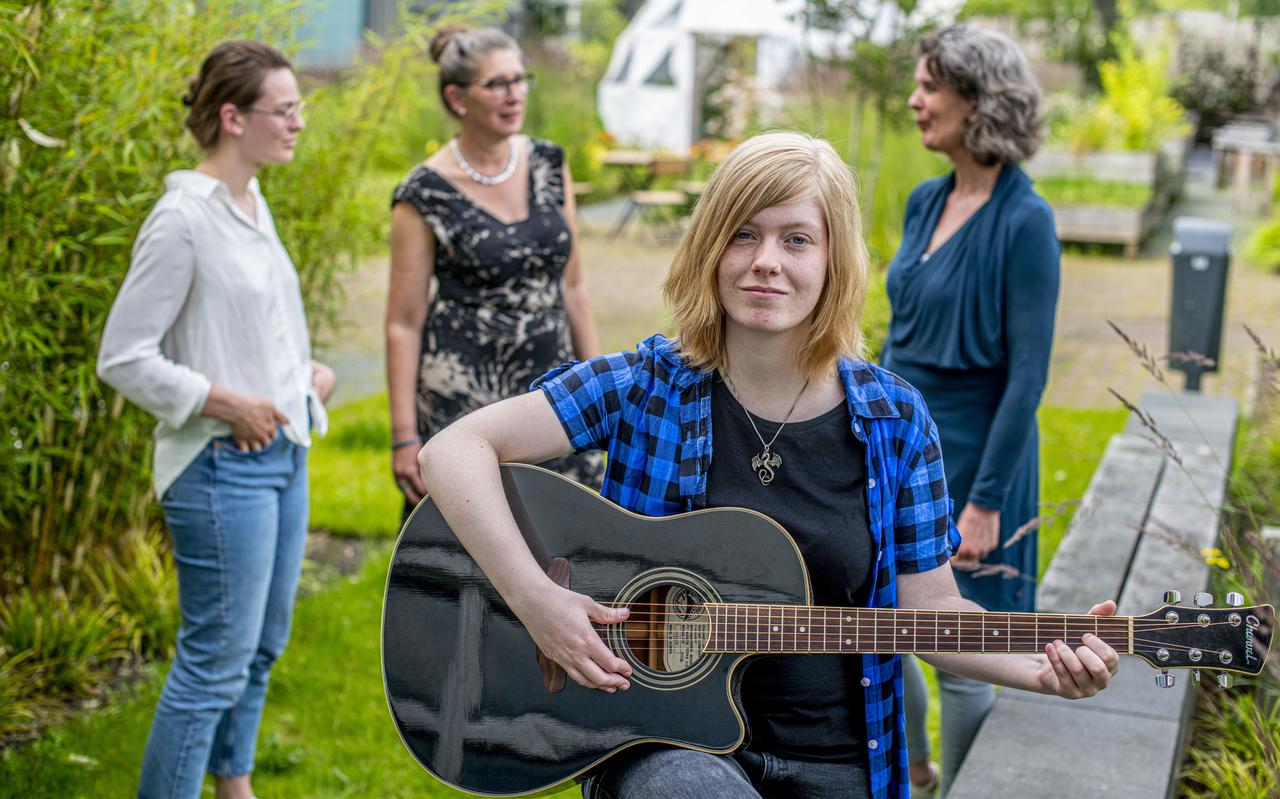 Nadieh Rotering schreef een lied over dementie. Op de achtergrond (v.l.n.r.) student social work Nora Veenstra, coördinator Ateliers Sociaal Domein Richtje Boomsma en Jolanda Tuinstra, lector sociale kwaliteit. Nadieh Rotering schreef een lied over dementie. Op de achtergrond (v.l.n.r.) student social work Nora Veenstra, coördinator Ateliers Sociaal Domein Richtje Boomsma en Jolanda Tuinstra, lector sociale kwaliteit.