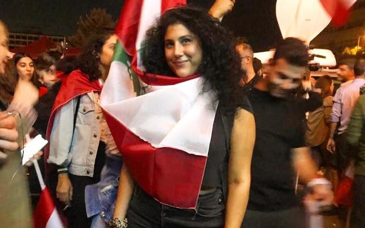 Correspondent Farah Silvana Kanaan in Beiroet tijdens de eerste dagen van de revolutie in oktober 2019.