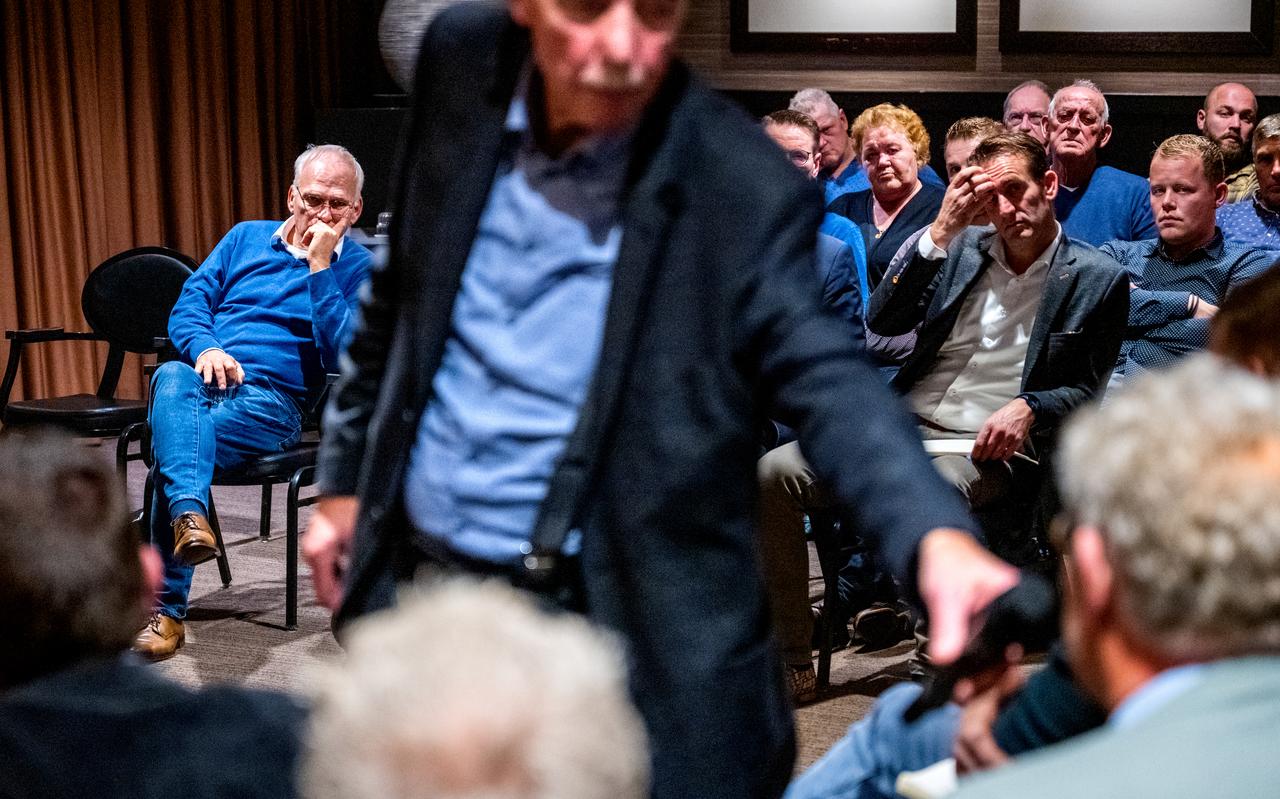 Landbouwminster Piet Adema in gesprek met boeren in hotel Van der Valk in Drachten. Landbouwminster Piet Adema in gesprek met boeren in hotel Van der Valk in Drachten.