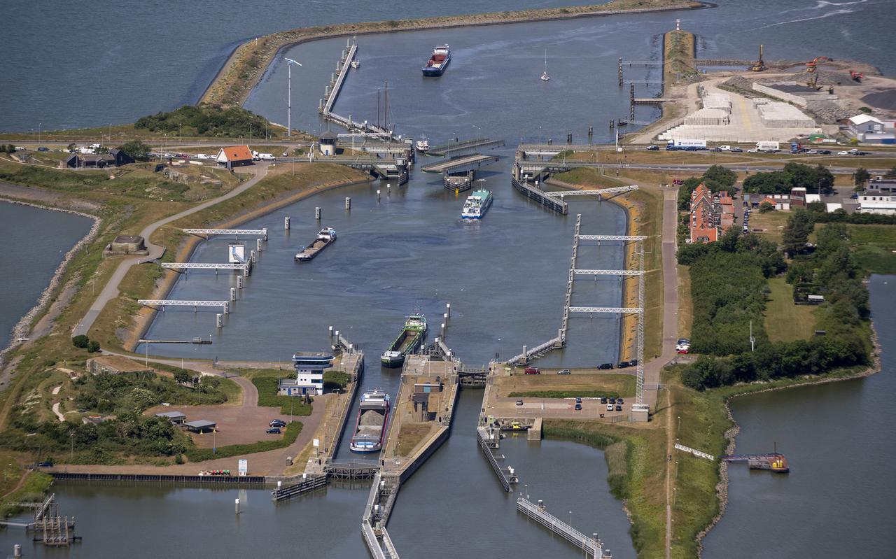 Via het sluizencomplex bij Kornwerderzand stroomt veel zout water het zoete IJsselmeer in. Een nieuw complex moet dat probleem tackelen.