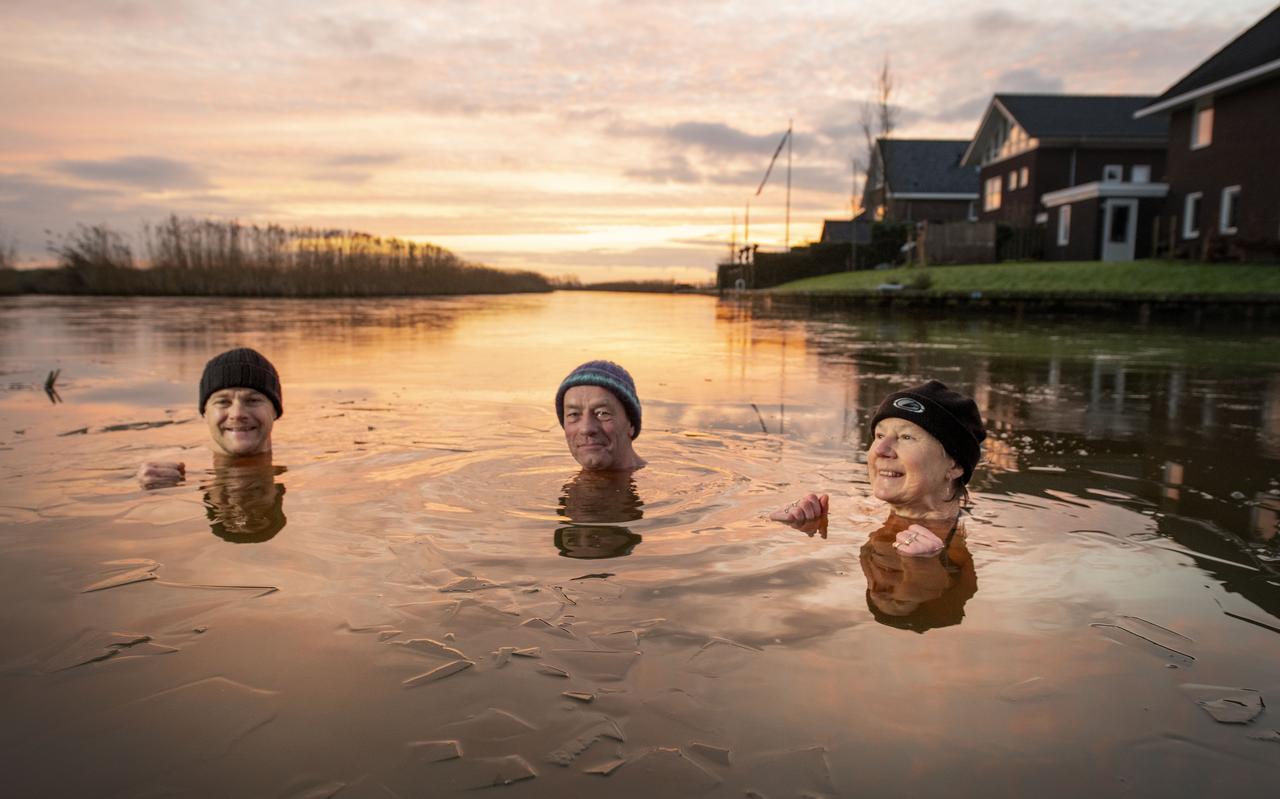 Peter de Jong, Jaap de Boer en Trudie Labuschagne (vlnr) dobberen in de Wurdumer Feart. Het water is 3 graden. ,,Sensationeel!’’ Peter de Jong, Jaap de Boer en Trudie Labuschagne (vlnr) dobberen in de Wurdumer Feart. Het water is 3 graden. ,,Sensationeel!’’