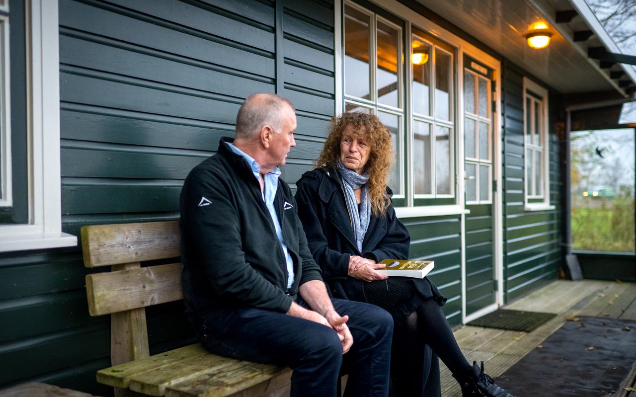 Uitgever Steven Sterk en Wytske van der Velde in gesprek op de veranda van de Skriuwersarke.