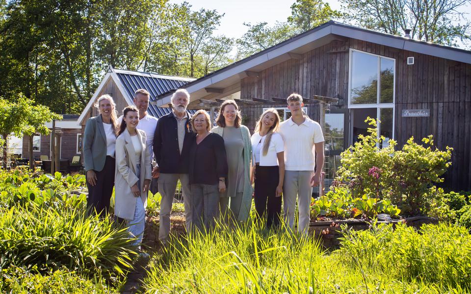 De familie Jonker, in de biologische gemeenschappelijke tuin van Snakkerburen. Van links naar rechts Anja, Danique, Marcel, Sytze, Ciska, Moniek, Nynke en Sem.