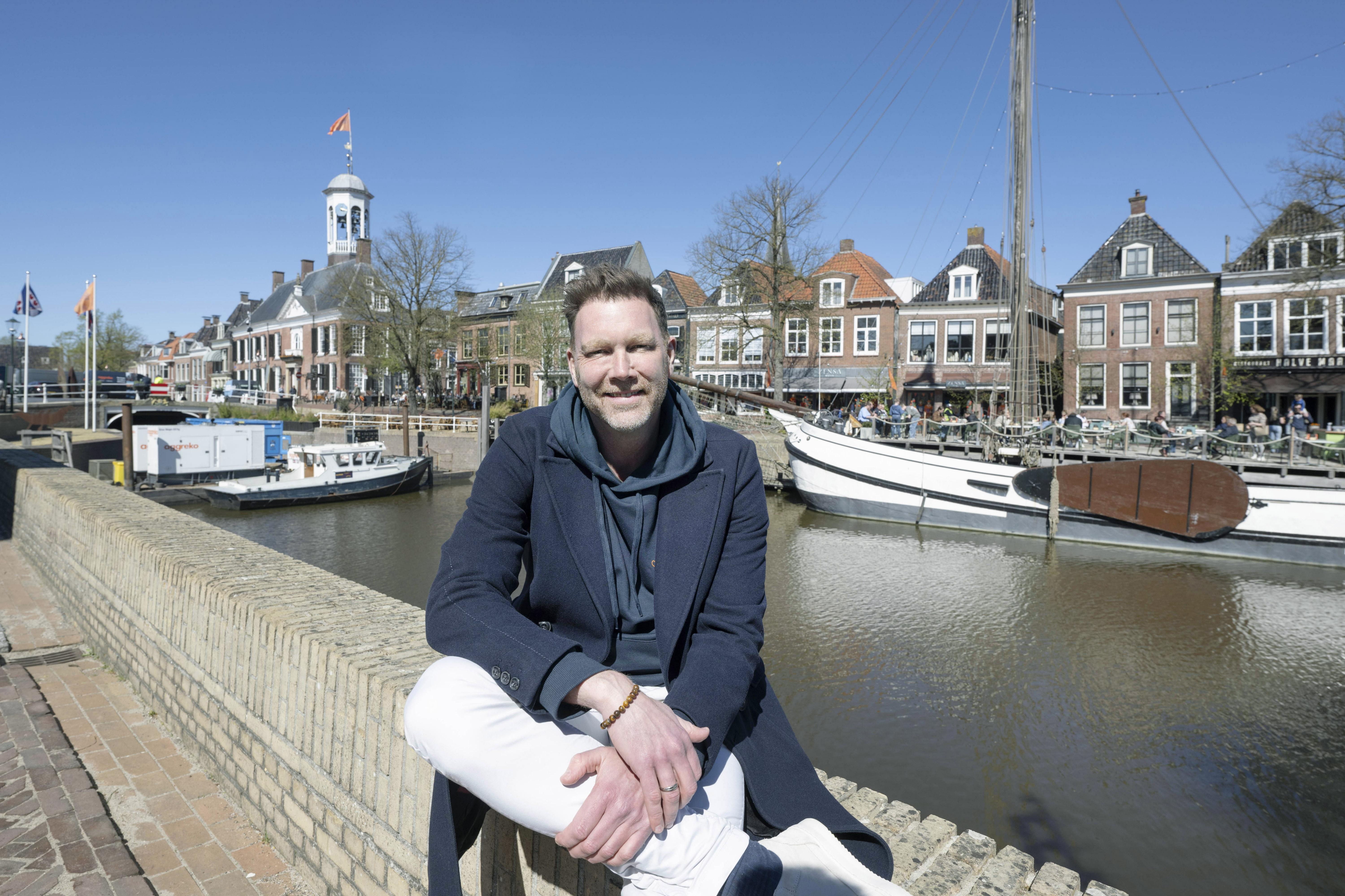 Programmaproducent Sipke Jan Bousema kijkt uit naar Koningsdag: ‘Dokkum is de mooiste stad van Fries