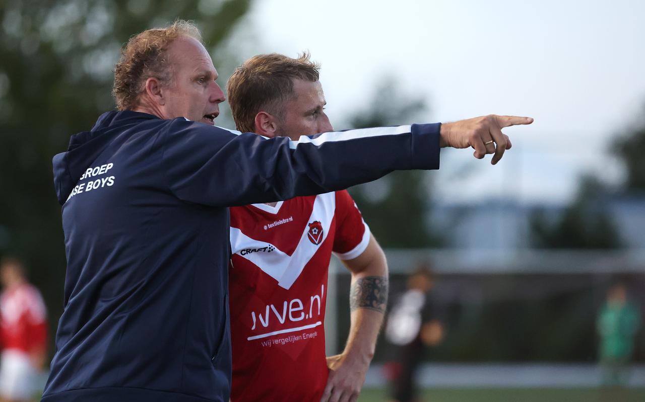 Wim Bakering instrueert Jari Slort. Wim Bakering instrueert Jari Slort.