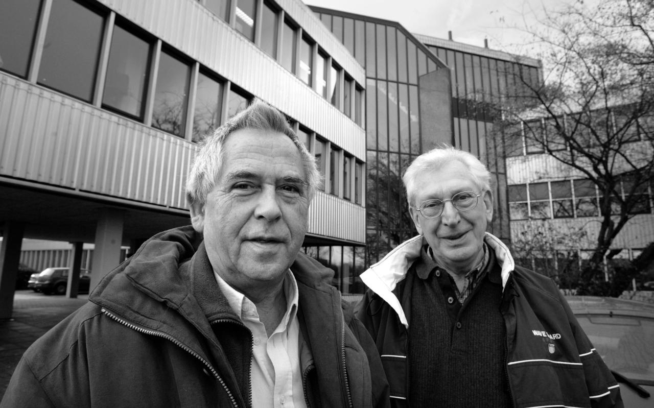 Renze Valk (r) met Jaap van der Bij in 2005 toen ze promoveerden op Fries als examenvak in het voortgezet onderwijs. Renze Valk (r) met Jaap van der Bij in 2005 toen ze promoveerden op Fries als examenvak in het voortgezet onderwijs.