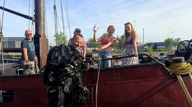Imke’s (22) iPhone 14 viel in het water van Leeuwarden. Maar die werd er door duiker Jochem (45) uit