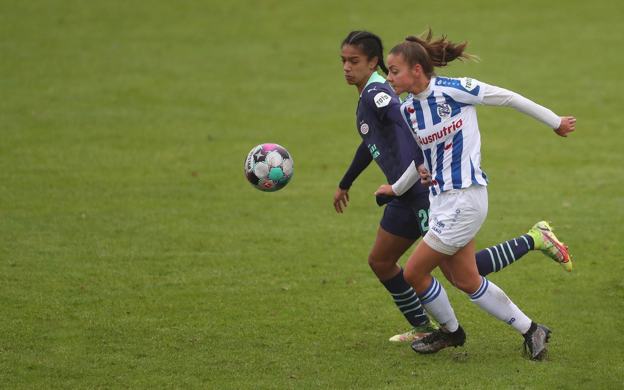 SC Heerenveen-speelster Dana Philippo in een duel om de bal met Esmee Brugts (PSV).