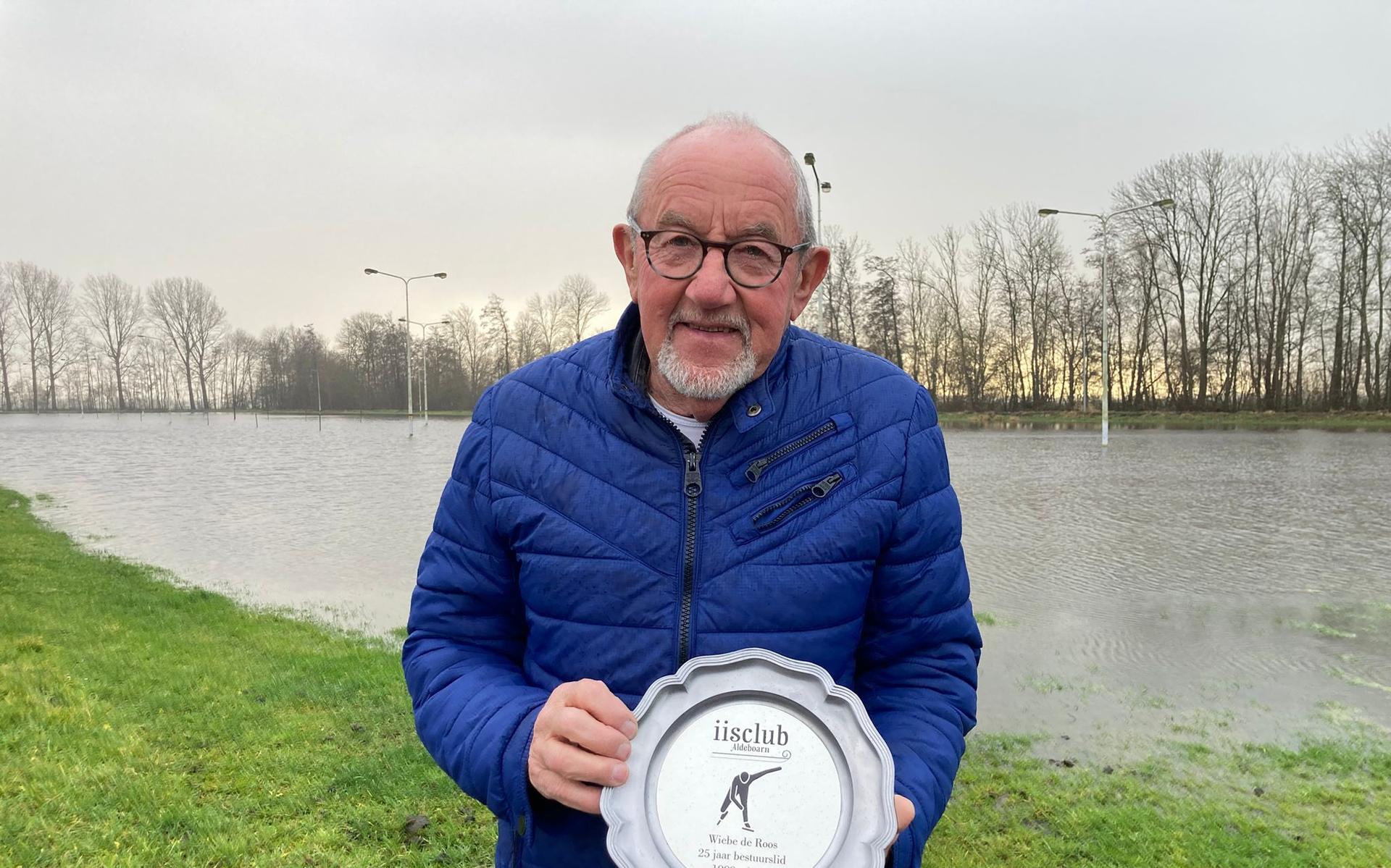 Wiebe de Roos gehuldigd door ijsclub Aldeboarn voor 25 jaar vrijwilligerswerk. 'Ik heb voor drie jaa