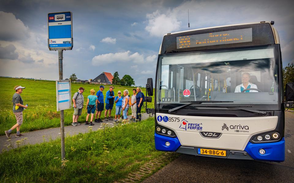 Gedeputeerde Staten van Fryslân zijn blij dat de nieuwe coalitie het busvervoer tussen dorpen wil versterken. 