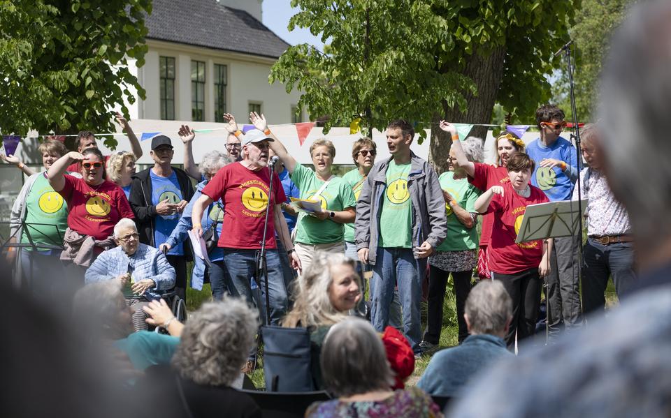  Roelof Veldhuizen zingt samen met het koor op het festival.