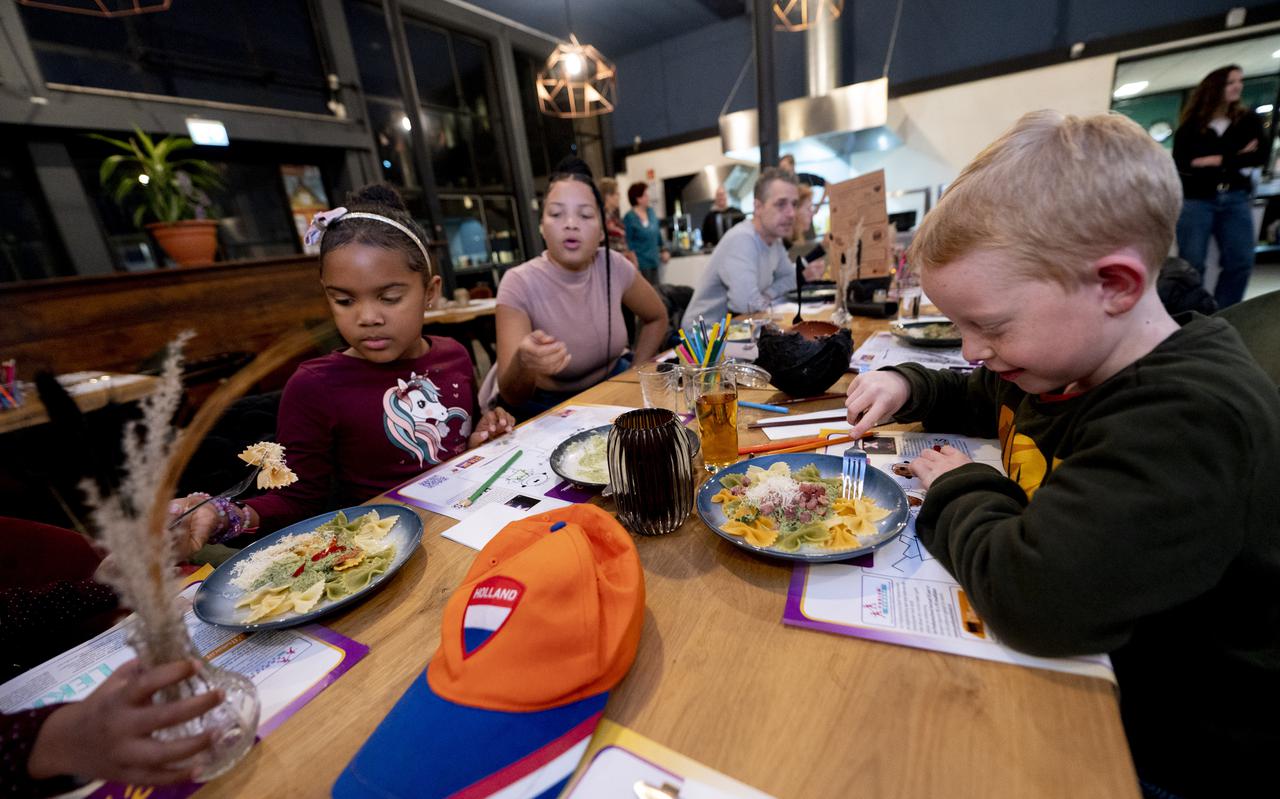 Door de inzet van stichting Sta Op Voor Kinderen kunnen ouders die het financieel moeilijk hebben met hun kinderen gratis dineren in De Doas in Leeuwarden.