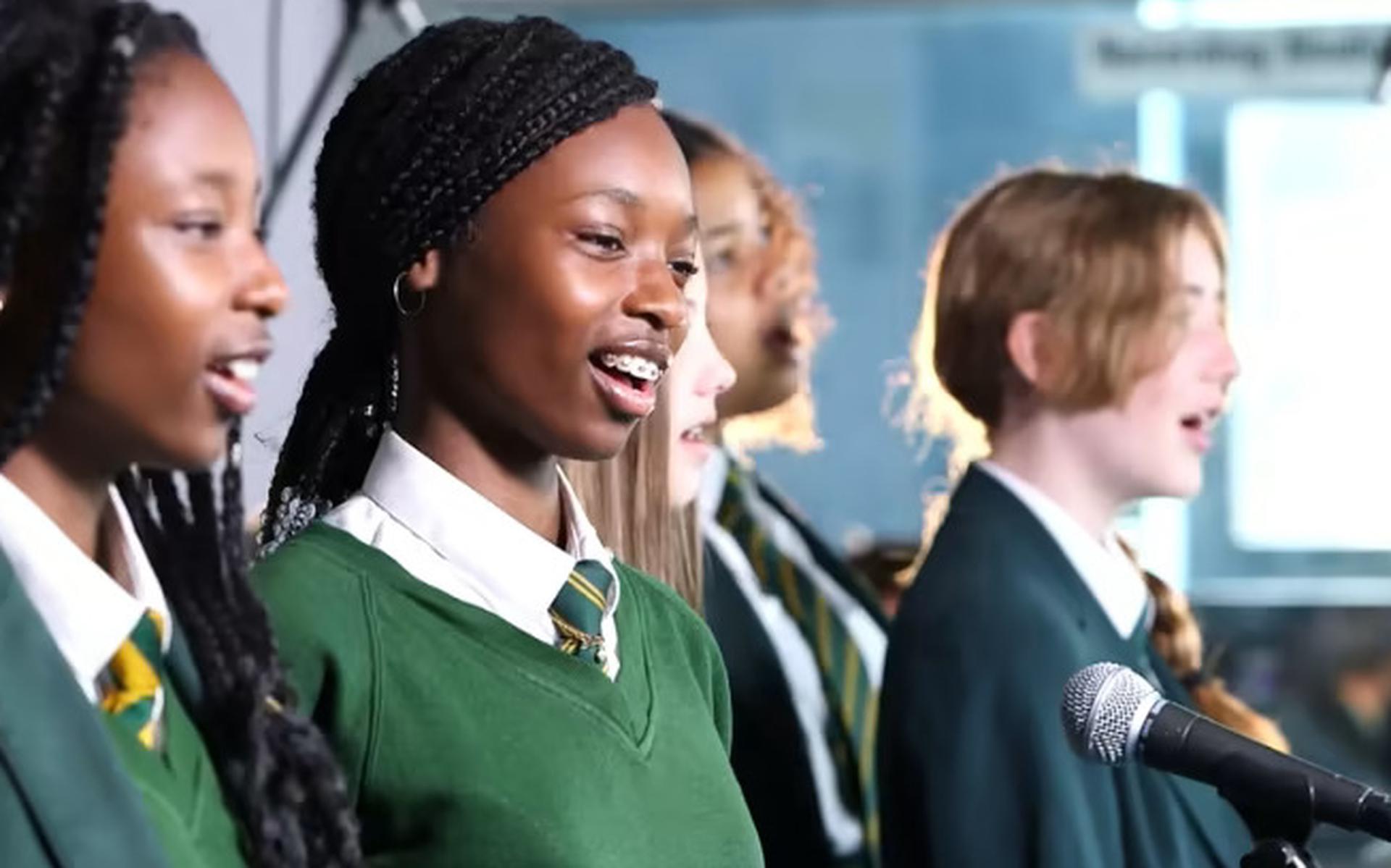 Leerlingen van een school in Manchester zingen New Order's Ceremony voor het goede doel. 