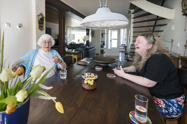 Emmy (88) uit Oentsjerk komt haar huis weer uit dankzij ferbiner Jildert: ‘Hij nam me mee naar de bi