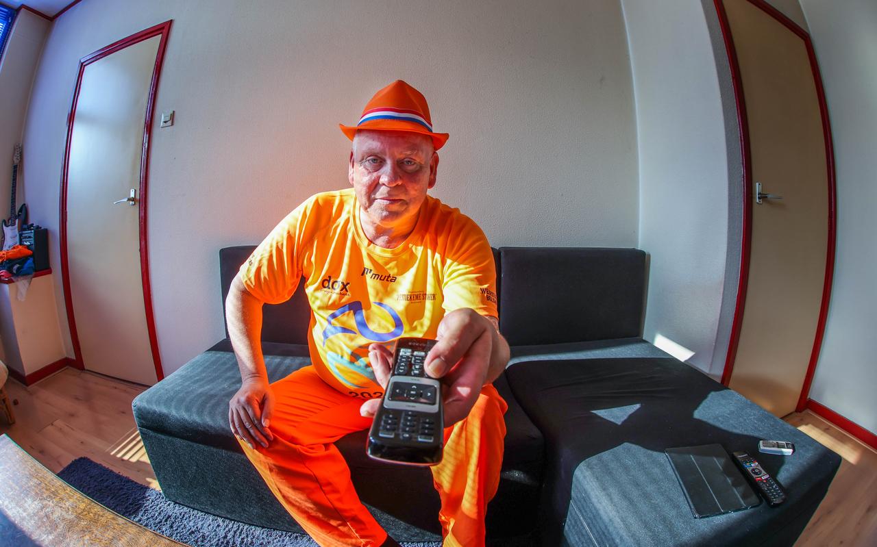Hij had geld ingezameld en alles was geboekt, maar Peter Houwer, superfan van de Oranjeleeuwinnen, volgt de Olympische Spelen noodgedwongen vanaf de bank. Hij had geld ingezameld en alles was geboekt, maar Peter Houwer, superfan van de Oranjeleeuwinnen, volgt de Olympische Spelen noodgedwongen vanaf de bank.