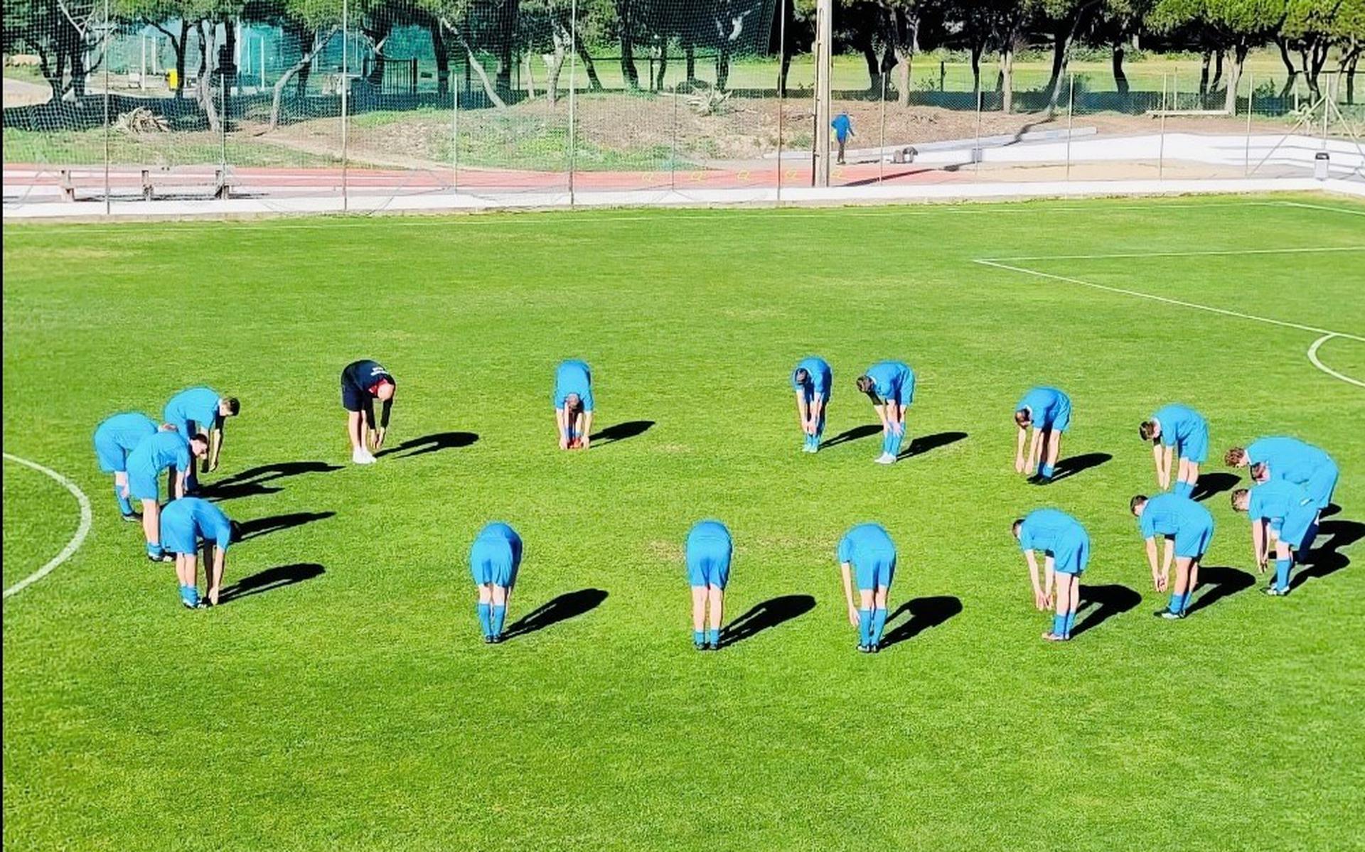 De voetballers van Nijland tijdens een training in Portugal.