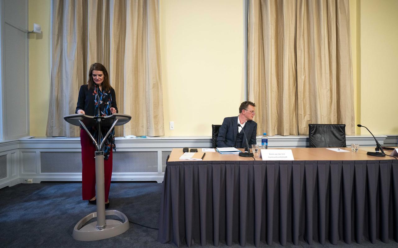 Barbara Visser (demissionair staatssecretaris Defensie) tijdens de presentatie van het rapport van de Paritaire Commissie Aanpak problematiek Chroom-6. Het RIVM heeft onderzoek gedaan naar de gevolgen van het werken met chroomhoudende verf door (oud-)medewerkers van Defensie. Barbara Visser (demissionair staatssecretaris Defensie) tijdens de presentatie van het rapport van de Paritaire Commissie Aanpak problematiek Chroom-6. Het RIVM heeft onderzoek gedaan naar de gevolgen van het werken met chroomhoudende verf door (oud-)medewerkers van Defensie.