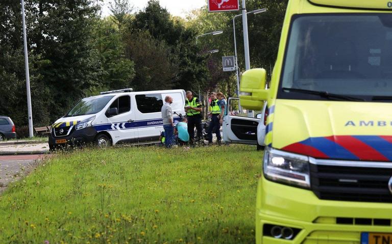 Fietsster gewond na botsing met auto op Burgemeester Wuiteweg in Drachten. Fietsster gewond na botsing met auto op Burgemeester Wuiteweg in Drachten.