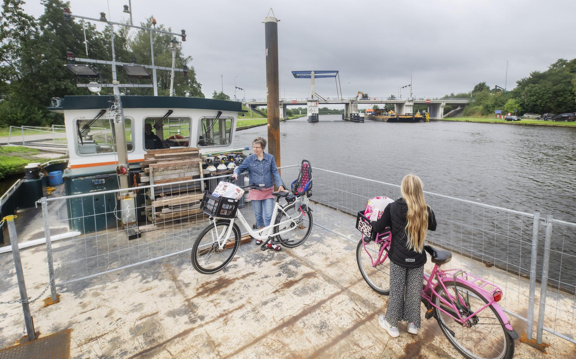 Twee weken lang met de pont naar Kootstertille. 'Het lijkt wel een attractie'