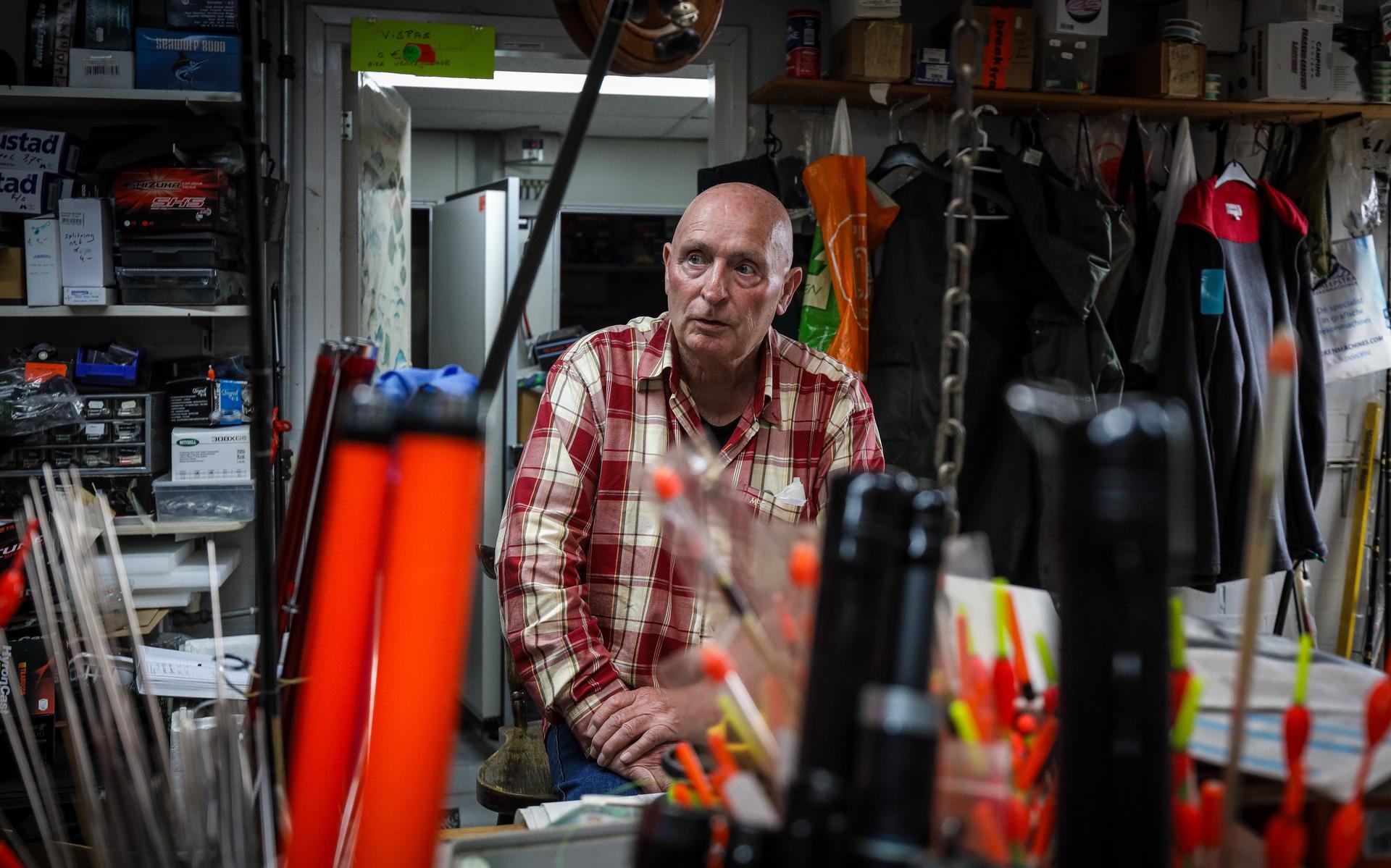 Van heinde en verre komen zeevissers naar de Hengelsportzaak van Johan (73) in Zurich. 'Zee-aas is o