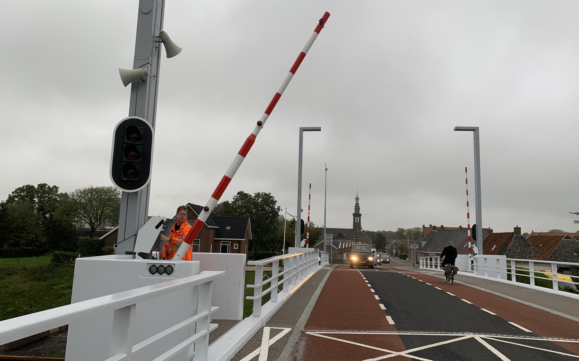 De brug bij Dronryp kampt met een technisch mankement. FOTO AISE VAN BEETS