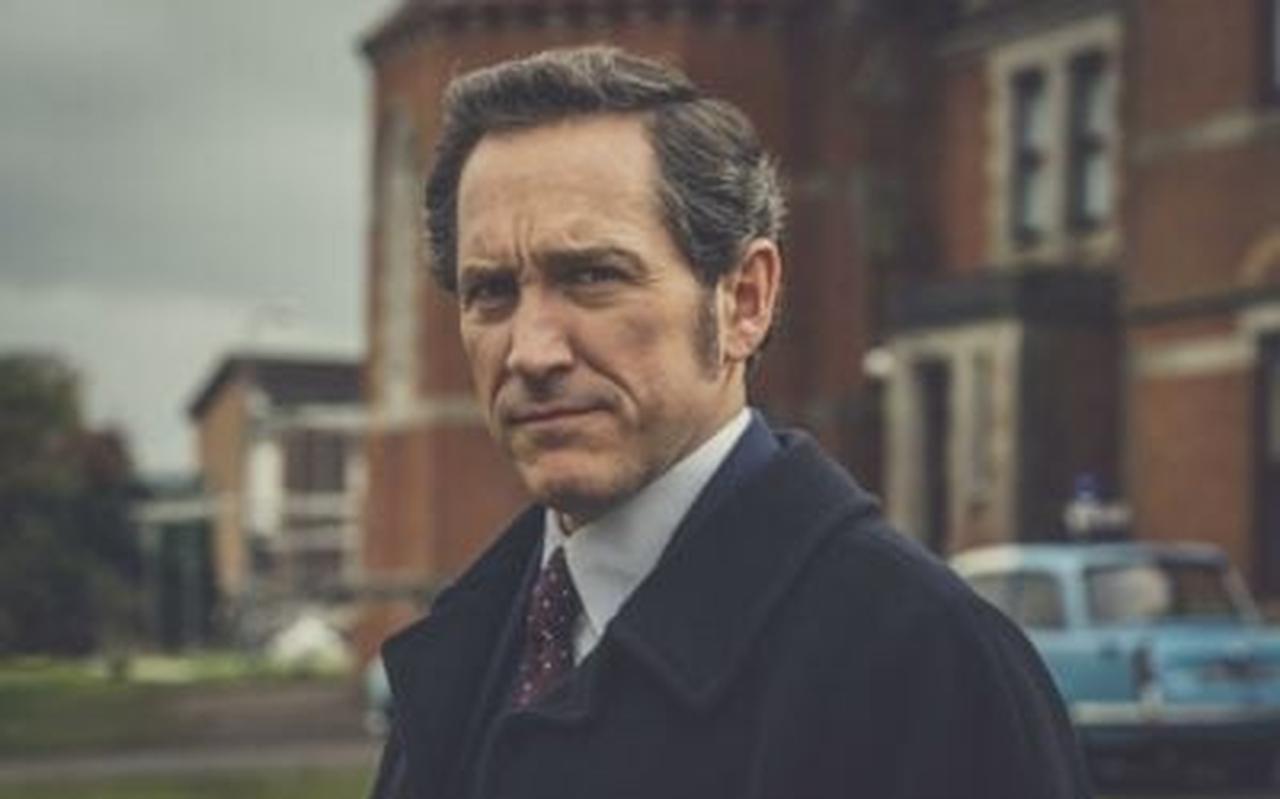 Robert Hugh Carvel als inspecteur Dalgliesh. Robert Hugh Carvel als inspecteur Dalgliesh.