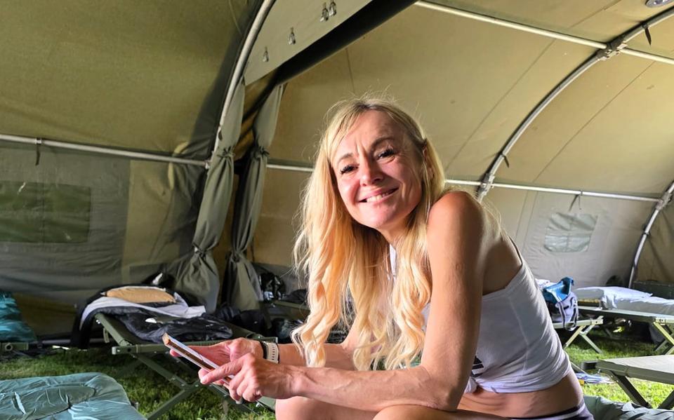 Kasia McBride (49) uit Las Vegas in een van de legertenten waarin de lopers slapen.