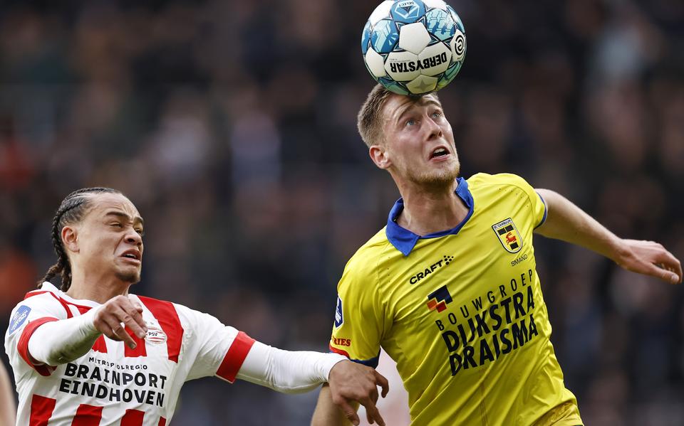 Floris Smand kopt de bal weg voordat Xavi Simons er iets mee kan doen. 