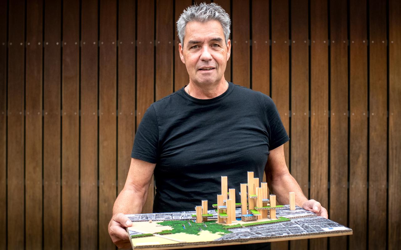 Jack Visser toont met zijn maquette hoe het Leeuwarder Spoordokgebied er in zijn ogen uit moet komen te zien. 